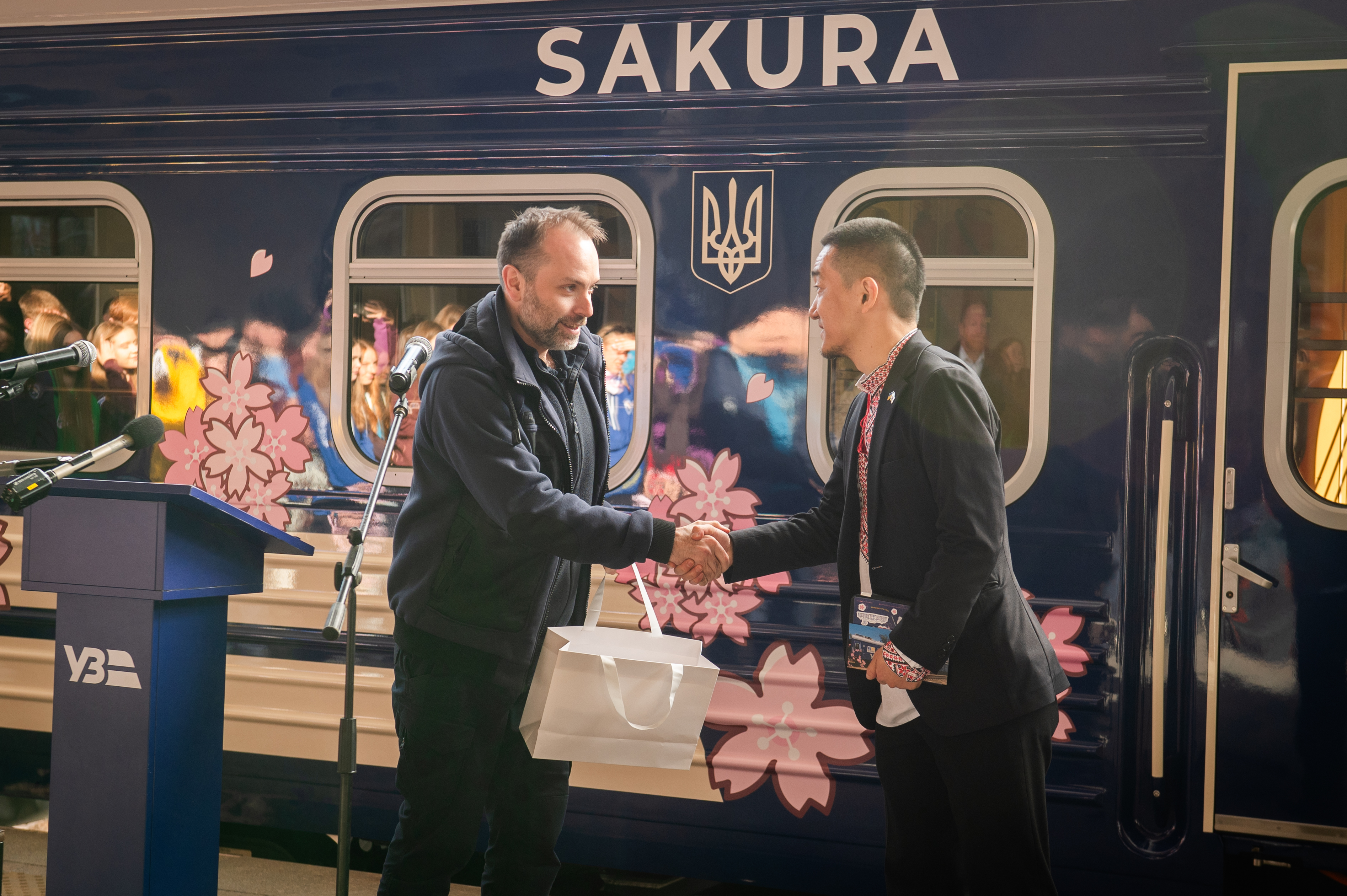 は*わ様 鉄道プレート　さくら 日本とウクライナをつなぐ「サクラ列車」運行開始―日本工営が車両